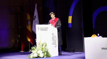 Jorge pronuncia el discurso de graduación
