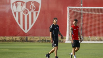 GRAFAND9900. SEVILLA, 06/07/2025.- Matías Almeyda (d), técnico argentino que ha firmado un contrato por tres campañas con el Sevilla, y el extremo Alfonso González, 'Alfon' (2d), primer fichaje del club andaluz 2025-26 tras rechazar la oferta de renovacón del Celta de Vigo, durante su primer entrenamiento hoy domingo en la ciudad deportiva del club sevillano. EFE/ Julio Muñoz