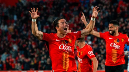 Asano celebrando un gol