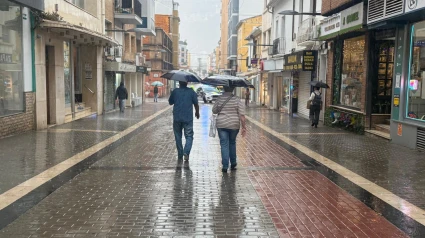 Ciudadanos caminan por las calles de Dénia bajo la lluvia en una jornada marcada por la alerta meteorológica