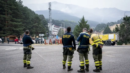 Agentes de los Servicios de Emergencia trabajan en el incendio en el entorno del Pico del Lobo desde la estación de esquí de La Pinilla, a 28 de septiembre de 2025, en La Pinilla, en Segovia, Castilla y León (España). La Junta de Castilla y León ha declarado un incendio de Índice de Gravedad Potencial (IGR) 2 en la localidad de Cerezo de Arriba tras entrar en la provincia de Segovia el fuego originado hace siete días en el paraje de Pico del Lobo, en Peñalba de la Sierra (Guadalajara), lo que ha obligado a desalojar la localidad de Riofrío de Riaza y la urbanización de La Pinilla. Un total de 63 medios, 23 de ellos aéreos, trabajan en las labores de extinción.A. Pérez Meca / Europa Press28/9/2025