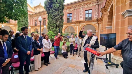 Monseñor Lorca Planes bendice el remodelado Claustro