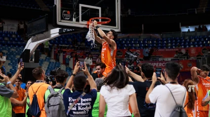 Josep Puerto corta la red de un aro del Martín Carpena tras ganar la Supercopa