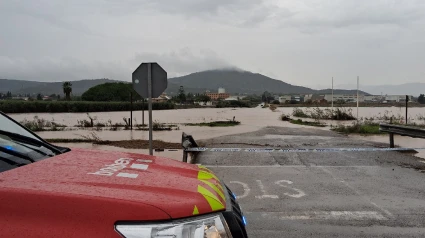 Imagen de los bomberos en las zonas inundadas