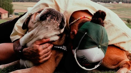 Lewis Hamilton, abrazado a su perro Roscoe