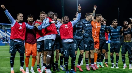 La plantilla del Castellón celebra el triunfo en Butarque