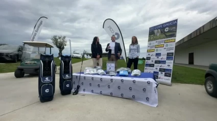 Sorteo de regalos del torneo de golf de COPE Galicia en el Real Aeroclub de Santiago
