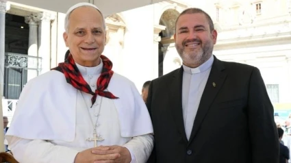 El Papa León XIV con el cachirulo que le regaló Sergio Pérez Baena.