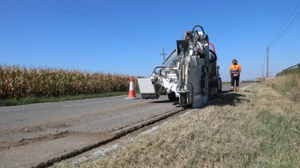 Una màquina obre rasa a una carretera del terme municipal d'Ivars d'Urgell per poder-hi estendre una línia de fibra òptica