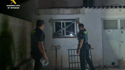 Agentes revientan una ventana de hierro para salvar una vida