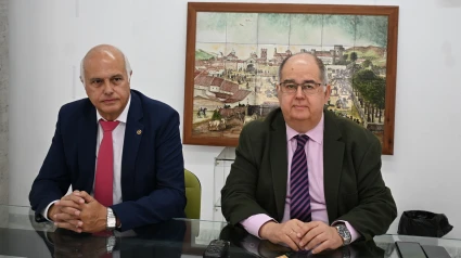 Santiago Malpica, presidente de la entidad ferial, y Juan Carlos Fernández, alcalde de Zafra