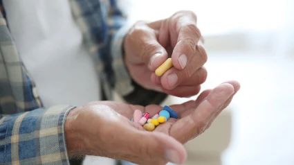 Persona mayor consumiendo pastillas