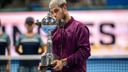 Alcaraz levanta su primer trofeo en Tokio