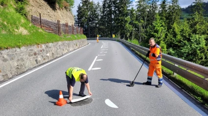 Señalización específica de curvas peligrosas para motoristas.El director del Servei Català de Trànsit (SCT), Ramon Lamiel, ha apostado por seguir el modelo de Austria, país líder en la reducción de siniestralidad de motoristas, asegura, e implementar una señalización específica de curvas peligrosas y así reducir los accidentes en este tipo de vías.SOCIEDAD TRÀNSIT