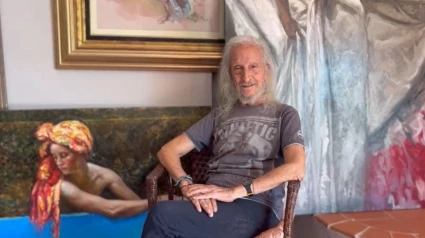 El pintor valenciano José Royo en su estudio, ante uno de sus cuadros