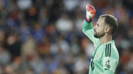El portero del Oviedo (Escandell) celebra el penalti parado al Valencia