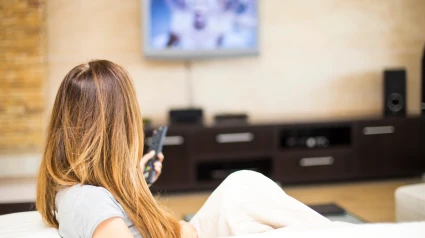 Una mujer mira la televisión