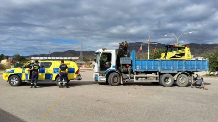 Equipos que Lorca a trasladado a Águilas para la limpieza de barro
