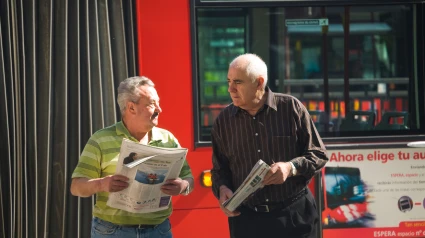 Dos madrileños con periódicos