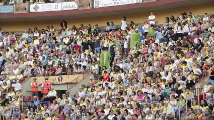 La Diócesis reunirá a 7.000 personas en el Encuentro Jubilar por el Año de la Esperanza.   CÓRDOBA, 1 (EUROPA PRESS)    La Diócesis de Córdoba se prepara para vivir un Gran Encuentro Jubilar, con motivo del Año de la Esperanza convocado por el Papa Francisco, estando previsto que esta celebración tenga lugar el próximo sábado 4 de octubre en dos sedes distintas, el Colegio Trinidad y la Plaza de Toros de la capital cordobesa.   Según ha informado en una nota la Diócesis, este Encuentro Jubilar Diocesano se concibe, en su primera parte, como un gran encuentro sinodal en el que participarán por la mañana unas 600 personas, "representantes de todas las realidades eclesiales de Córdoba".   Será en el Colegio Trinidad, donde, organizados en cinco itinerarios, se distribuirán un total de 30 grupos de reflexión y análisis a partir de una ponencia general que incluye la presencia del obispo de Córdoba, Jesús Fernández.   Esta convocatoria, "dirigida a todo el pueblo de Dios que peregrina en la Diócesis de Córdoba, estará dedicada a analizar por bloques de reflexión aspectos de la vida de la Iglesia diocesana, desde la trasmisión de la fe, la educación y el papel de los jóvenes en la Iglesia o la implicación en la vida pública, hasta la caridad política y la acción caritativa y social de los católicos cordobeses hoy".   Tras la reflexión y los testimonios de la ponencia general, los participantes se reunirán, según el itinerario elegido, y reflexionarán juntos y elevarán conclusiones que serán recogidas por un moderador y compartidas en la asamblea.   Por la tarde, este encuentro vivirá su parte celebrativa con la procesión eucarística de la Custodia de Arfe, la Virgen de la Fuensanta y los santos Acisclo y Victoria, acompañado por banderas y estandartes de hermandades y cofradías, asociaciones, movimientos y secciones de ASNE y ANFE de toda la Diócesis, desde la Parroquia de Beato Álvaro de Córdoba, en la Avenida de Guerrita, 23, hasta