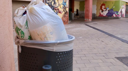 Vilafranca amplía la limpieza viaria para acabar con la acumulación de basura junto a contenedores y papeleras