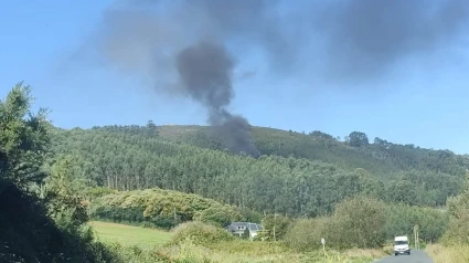 El fuego generó una intensa columna de humo negro
