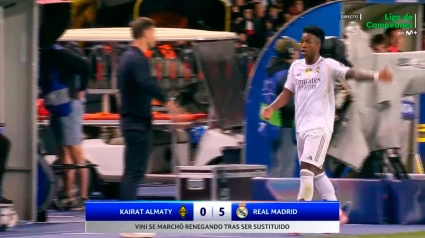 Vinicius se queja a Xabi Alonso de una jugada durante el partido ante el Kairat Almaty