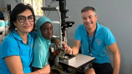 Ana González en una foto de archivo haciendo revisiones de la visión en África