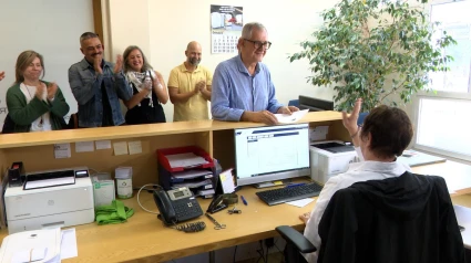 El alcalde de Carballo, Evencio Ferrero, presenta su renuncia acompañado por su equipo y el que será su sucesor, Daniel Pérez