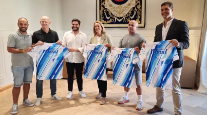 Directivos y ediles durante el recibimiento en el Ayuntamiento de Motril