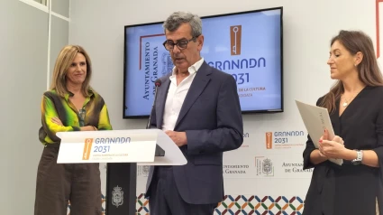 Poli Servián, directora de la Fundación Caja Rural Granada, Juan Ramón Ferrerira, concejal de Cultura, y Lourdes Sánchez-Ocaña, directora de Marca e Imagen Institucional del Teatro Real