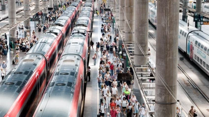 Varias personas en uno de los andenes de la estación Puerta de Atocha
