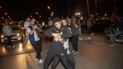 La policía detiene a una persona durante una manifestación en Rabat