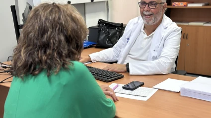 El doctor Matías Goméz, nueva incorporación en el Servicio de Urología del Hospital Universitario Vithas Las Palmas, durante una consulta