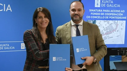 María Martínez y Bernardo Fernández tras firmar el convenio en Santiago