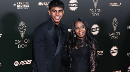 Sheila Ebana posa con su hijo en la pasada gala del Balón de Oro en París.