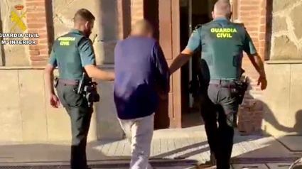 La Guardia Civil detuvo a uno de estos cogoteros tras presuntamente robar en un coche en un aparcamiento de un supermercado