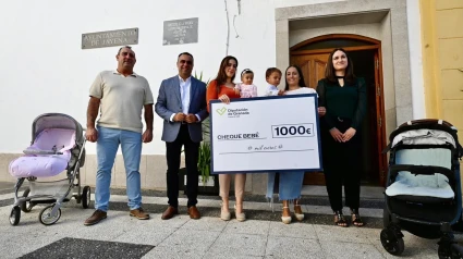 Entrega de cheque bebé en Jayena con el presidente de la Diputación, Francis Rodríguez, segundo por la izquierda en la imagen, y la diputada de Reto Demográfico, María Vera, a la derecha