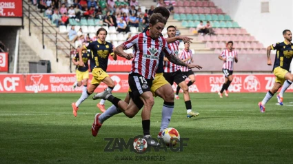 Loren Burón conduce el balón en el choque ante el Mérida