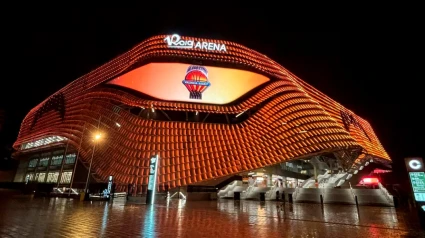 La fachada del Roig Arena mimetizada de taronja