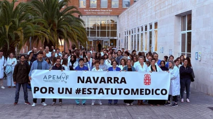 Protesta de los médicos de Navarra frente al aedificio de Consultas Externas