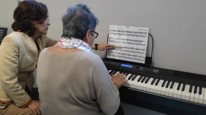 35 alumnos senior asisten este curso a clases de piano en el Espazo +60