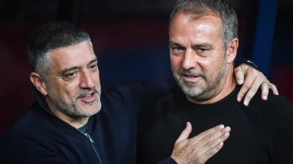 García Pimienta saluda a Hansi Flick, en el Estadio Olímpico Lluís Companys.