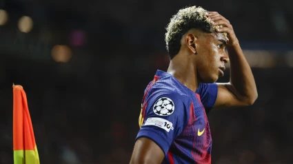 Lamine Yamal se lamenta durante el partido en Champions contra el PSG.