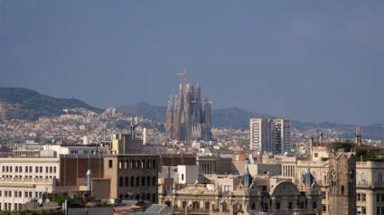 Vistas de la ciudad de Barcelona desde la terraza de las Piscinas Municipales de Montjuic