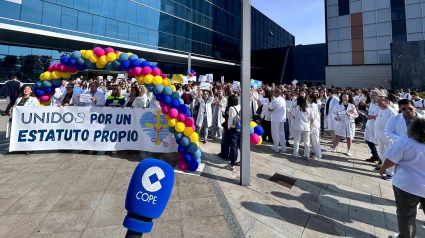 Cientos de médicos concentrados frente al HUCA