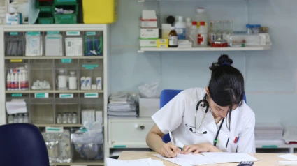 Una médico de familia en su consulta
