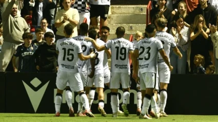Los jugadores del Ceuta celebran el gol de la victoria contra el Eibar