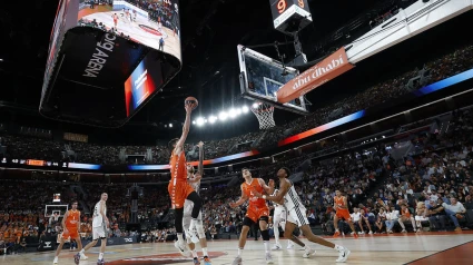 De Larrea penetra a canasta ante la defensa del Virtus