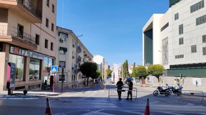 Preparativos para la procesión magna en la calle Virgen de la Cabeza.